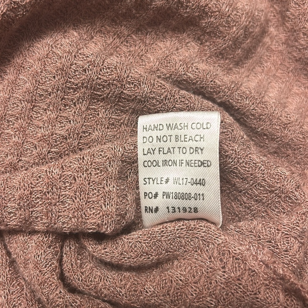 Women’s maroon long sleeve waffle knit top size M/L. - Picture 6 of 6